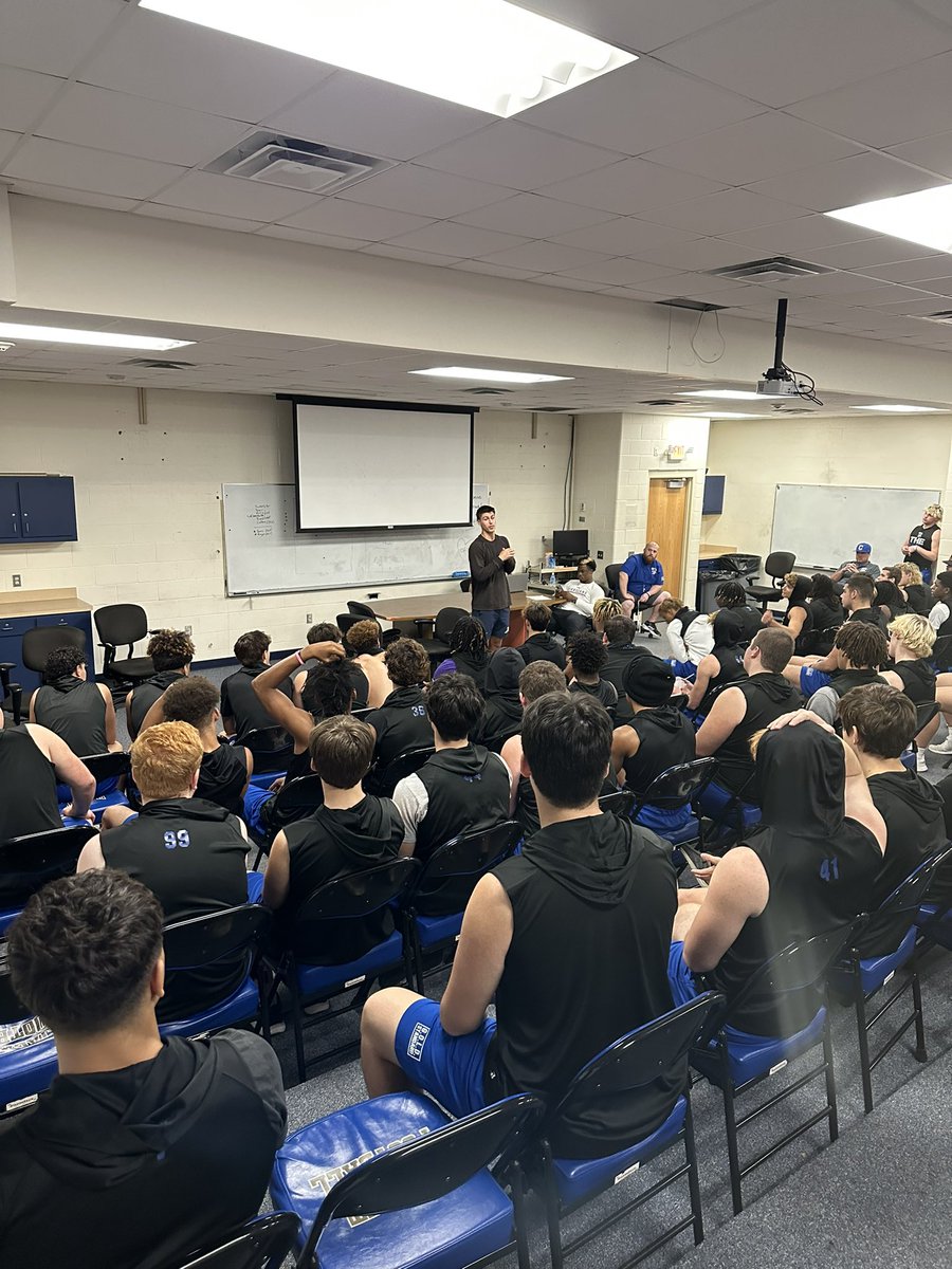 YellowjacketsFB's tweet photo. We appreciate former Choctaw QB and current #AkronZip QB @WaselSteele for coming by and sharing his college experience with the squad today!  Always appreciate our guys coming back and pouring back into the next generation of Choctaw greats!
#ChoctawLegend https://t.co/SOjzXcQ2Fr
