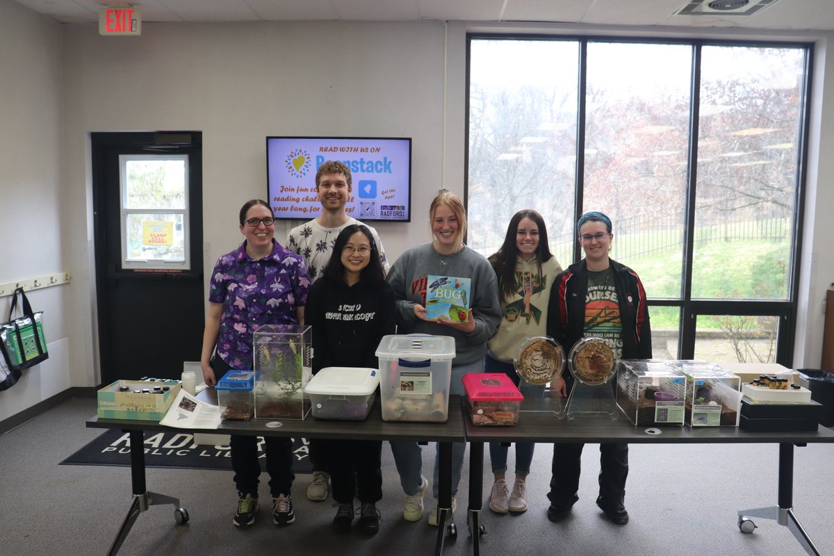 Today at the Radford Public Library some of our graduate students showed off insects and other arthropods to very excited kids! 🕷🦂📖 They got to learn about beetles, grasshoppers, scorpions, spiders, aquatic insects and more. 

Thank you to the library for inviting us!