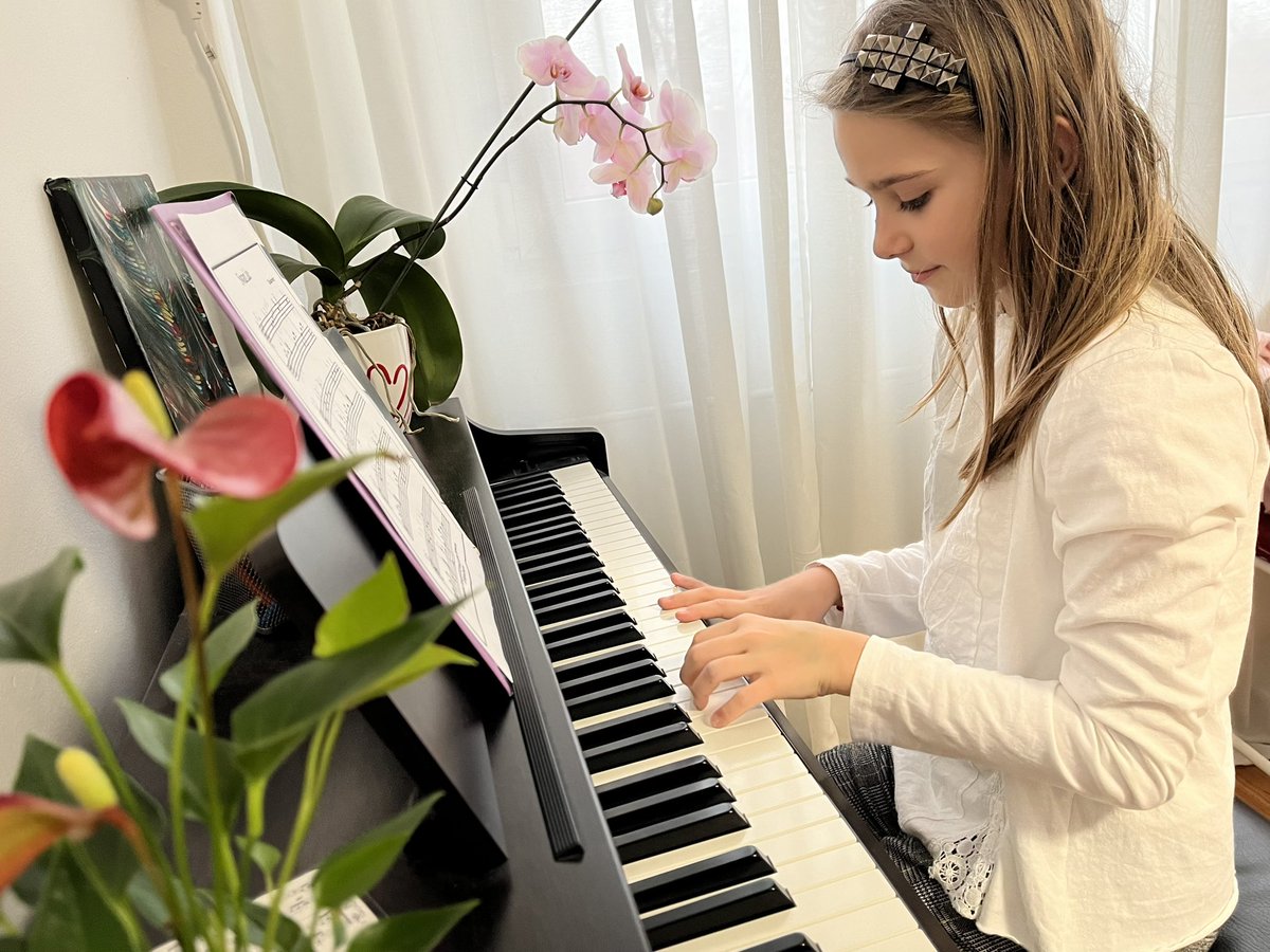Swan Lake & our lovely Iris 😌 #adlibitum #homeschooling #pianolessonsforkids #pianolessonsforbeginners #pianoplayer #teachingpiano #teachingideas #homeschool #discoveryourpassion #moment #pianoteacher #wednesday #goodvibes #pianomusic #hobby
