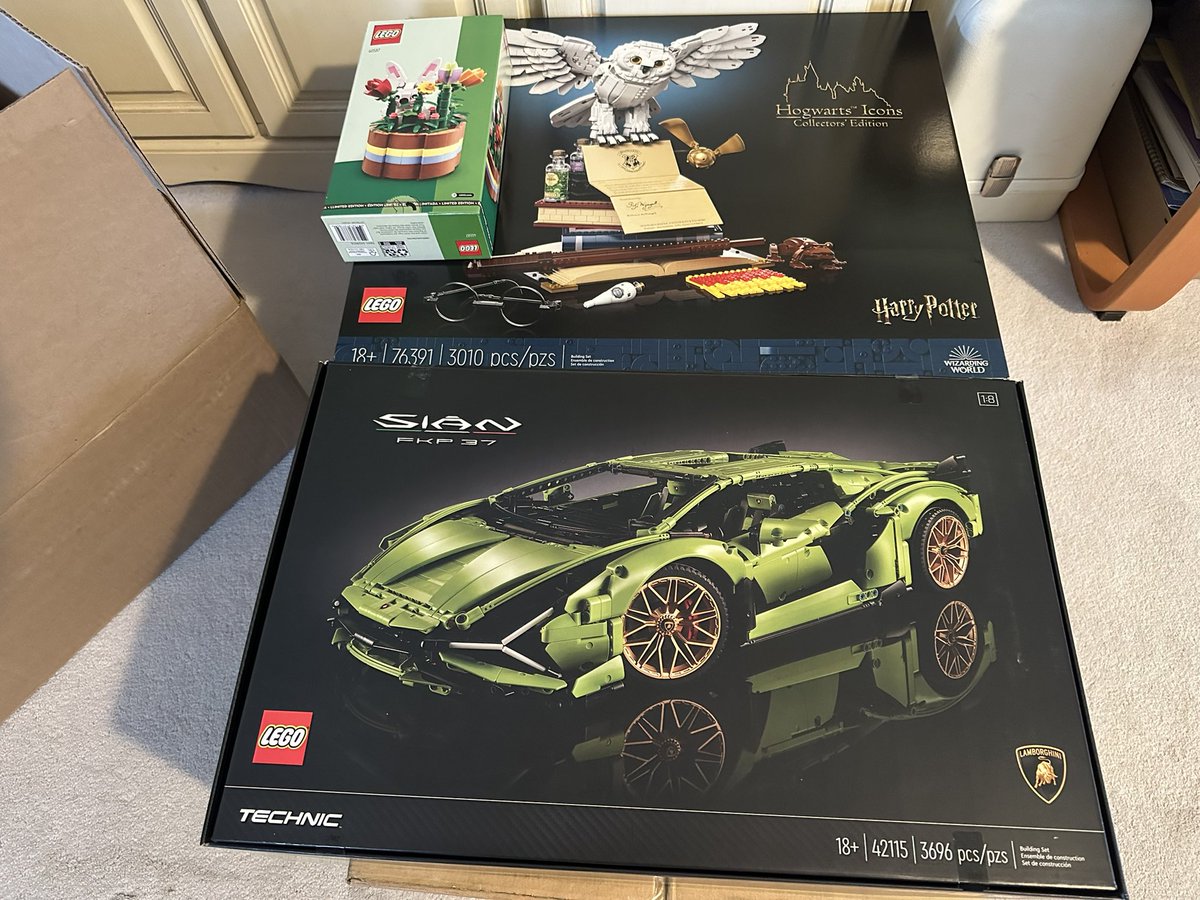 FidgetSS's tweet image. His and hers Lego sets