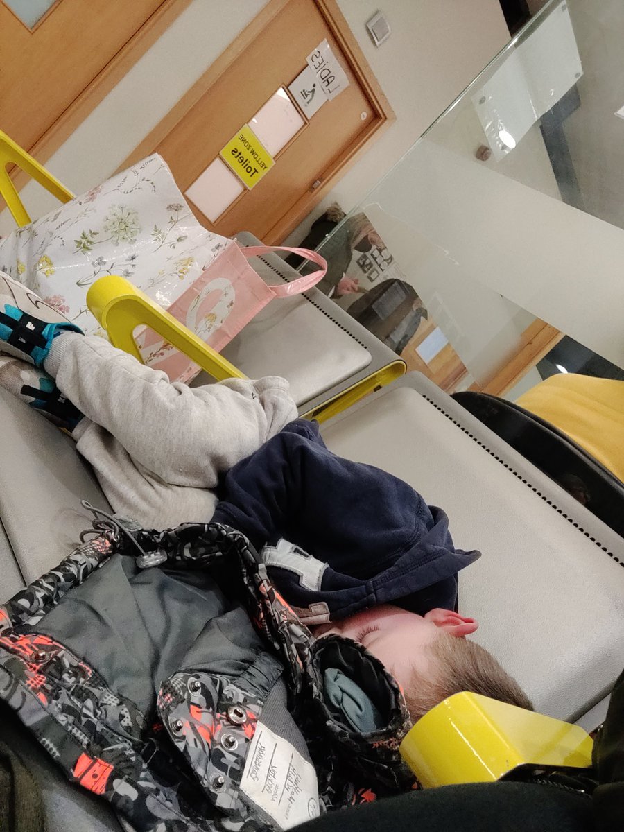 KezMcD's tweet photo. Isn't the Irish healthcare system just fantastic. My 4y/o is waiting for fluids and antibiotics since 6. Another woman here waiting since 12 🙈😩 @HSELive #letterkennyhospital https://t.co/wk3IaP130F