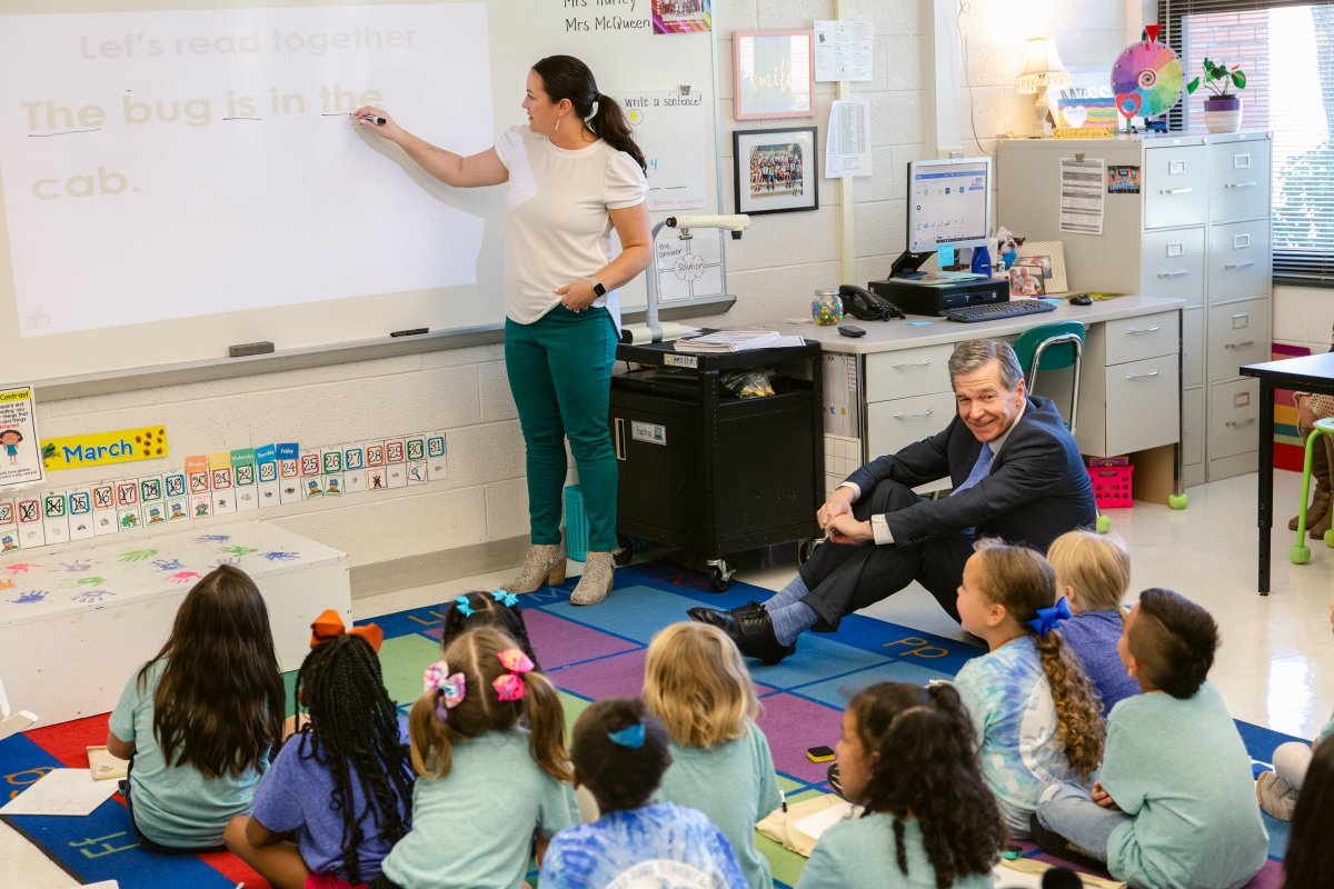 NC_Governor's tweet photo. Gov. Cooper visited Winter Park Elementary in Wilmington today to highlight investments in his proposed budget -- including significant raises for teachers, which would make our state 1st in the southeast for teacher pay.
Photos: NHCS
https://t.co/TwGMD2Mthy https://t.co/SpAnDvGpY3