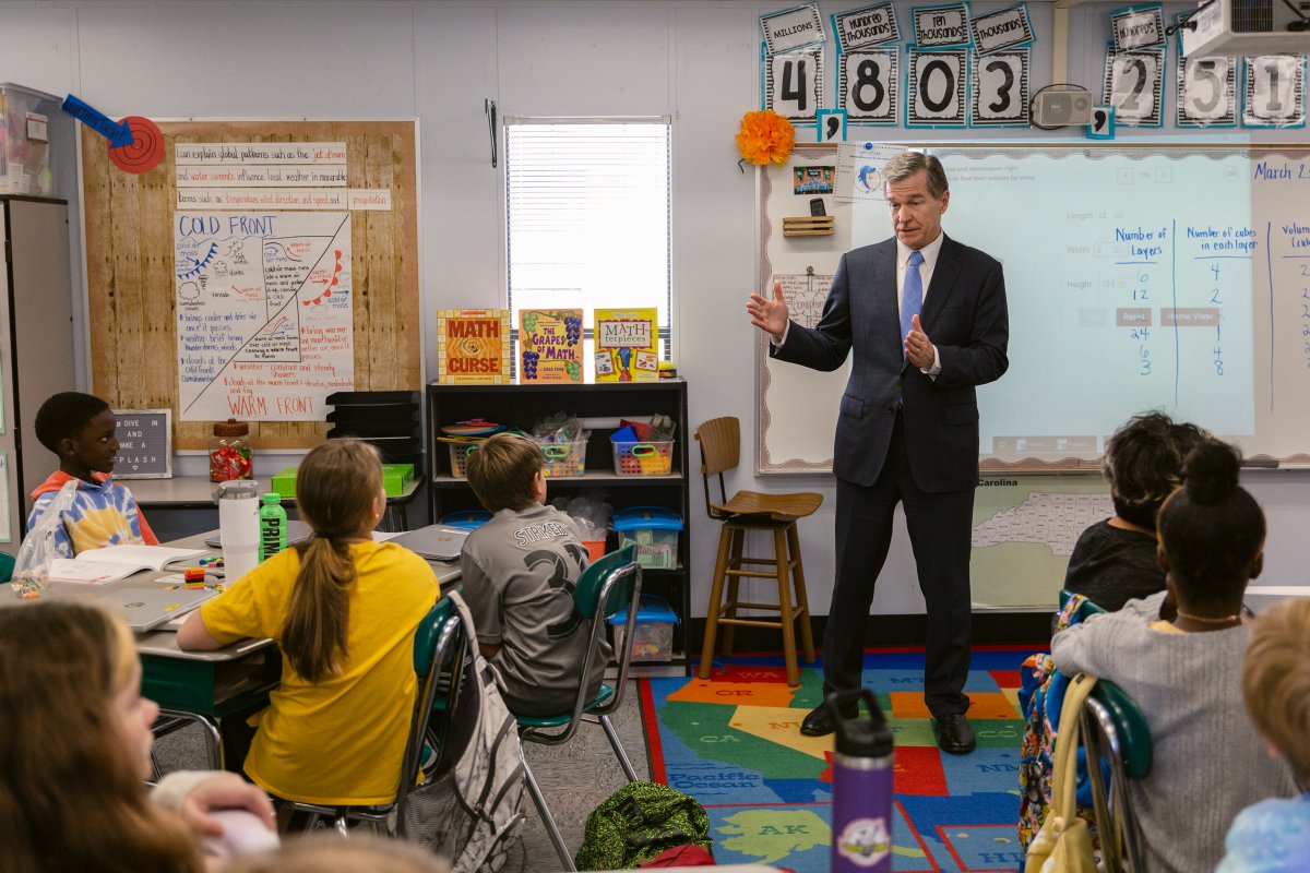 NC_Governor's tweet photo. Gov. Cooper visited Winter Park Elementary in Wilmington today to highlight investments in his proposed budget -- including significant raises for teachers, which would make our state 1st in the southeast for teacher pay.
Photos: NHCS
https://t.co/TwGMD2Mthy https://t.co/SpAnDvGpY3