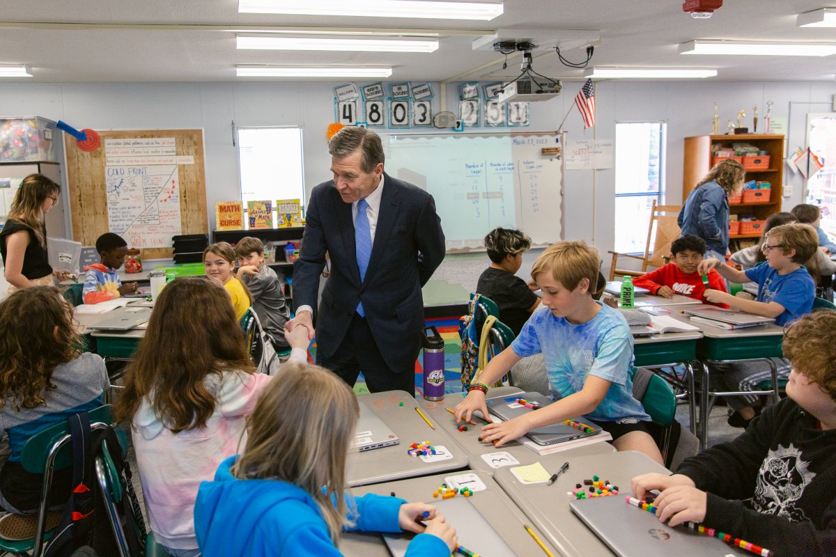 NC_Governor's tweet photo. Gov. Cooper visited Winter Park Elementary in Wilmington today to highlight investments in his proposed budget -- including significant raises for teachers, which would make our state 1st in the southeast for teacher pay.
Photos: NHCS
https://t.co/TwGMD2Mthy https://t.co/SpAnDvGpY3