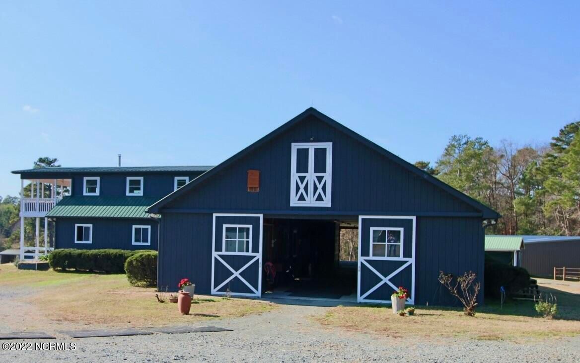 McDevittSP's tweet photo. This totally transformed horse farm nestled on almost 15 acres offers so much for the horse enthusiast. No covenants or restrictions ❣️  
Property Info 👉👉https://t.co/ImyqZVjgUH 
☎️ 910-724-4455 #HorseFarms #SouthernPinesNC  
🐎 #McDevitt Town &amp; Country #Properties https://t.co/vTkHQhYL0p