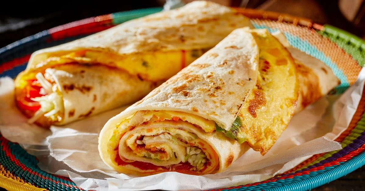 AfricaFactsZone's tweet photo. In Uganda, rolled eggs are called rolex. It is a popular street food across the country.

A Guinness World Record for the Largest Ugandan Rolex weighing 204.6kg was set in 2022. https://t.co/F2YwgHDayC
