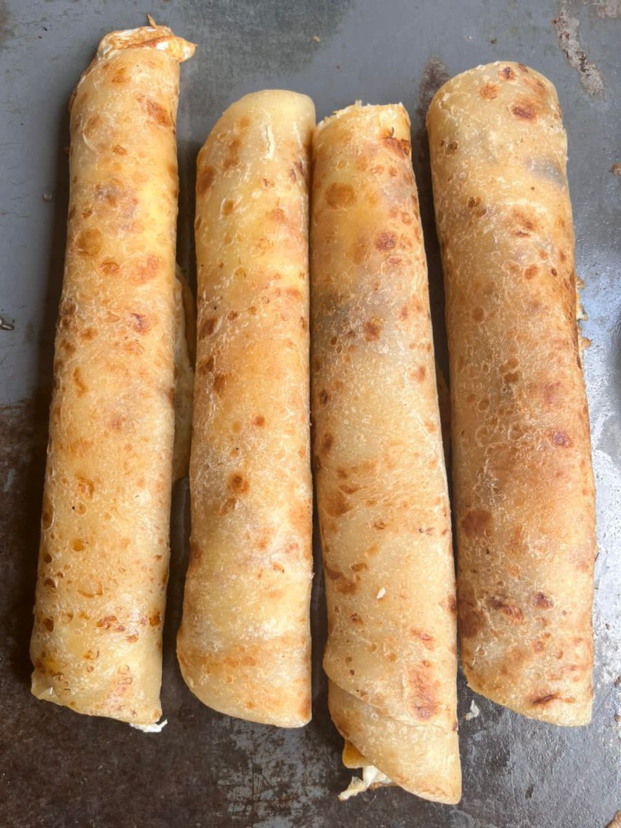AfricaFactsZone's tweet photo. In Uganda, rolled eggs are called rolex. It is a popular street food across the country.

A Guinness World Record for the Largest Ugandan Rolex weighing 204.6kg was set in 2022. https://t.co/F2YwgHDayC
