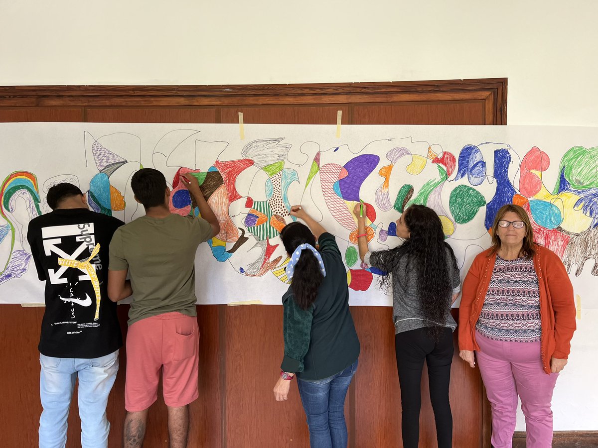Aprendiendodey1's tweet photo. Hoy Taller de Arteterapia en el marco de nuestro proyecto con alumnado FBI colaborando y cooperando. @OPEECanarias #ErasmusPlus @Erasmus_Project #arteyterapeutica https://t.co/1naDAHjtkE