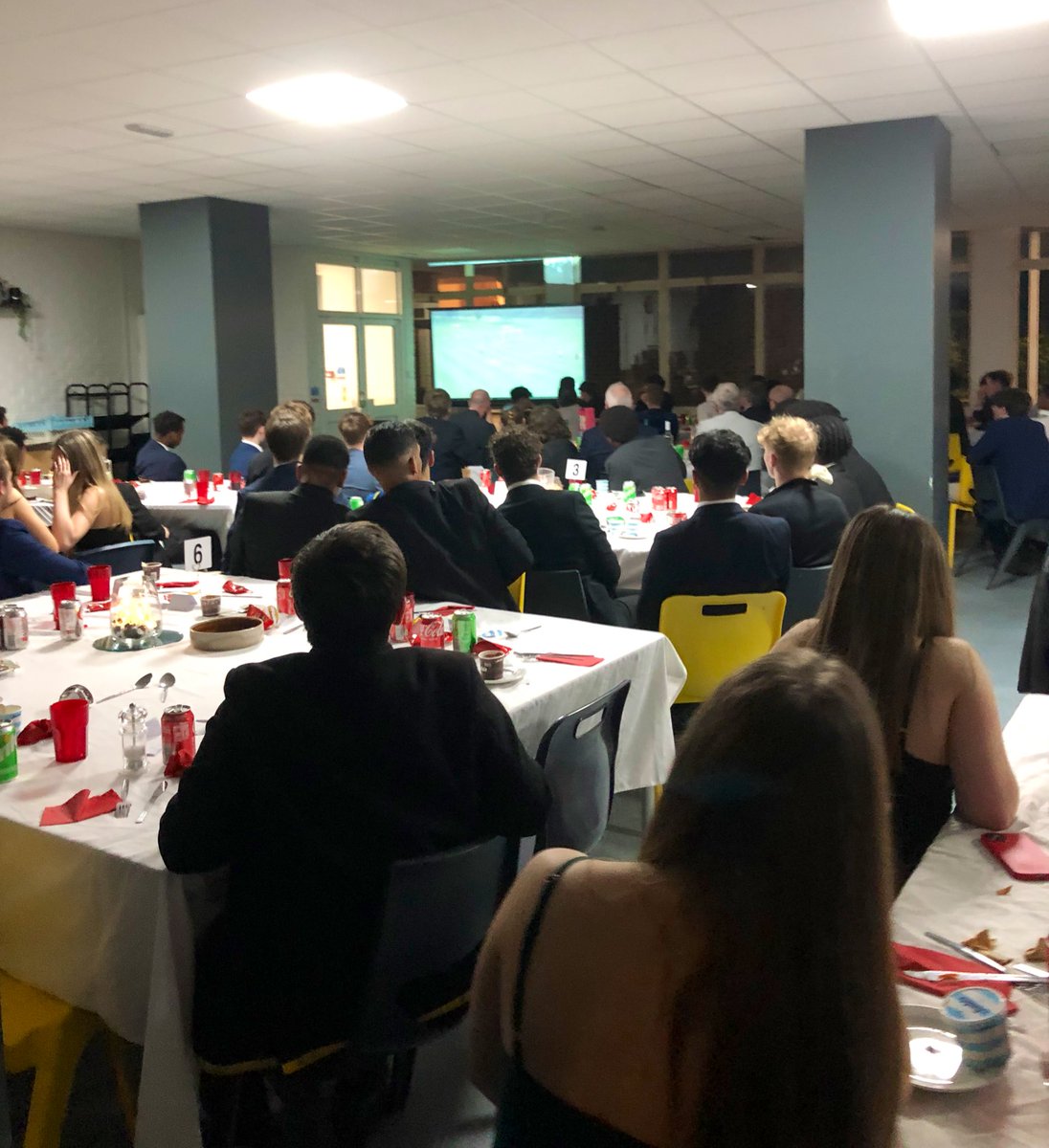 📸 ➡️ @OratoryFootball & @OratoryNetball 🎤 Dinner from last night - congratulations to all the #OratoryPupils on their achievements 🥇🥈🥉 🏆 &, as always, thank you to our wonderful #OratoryStaff for their commitment & support to #OratorySport this term 🙌🏼🙌🏼 🟡⚫️