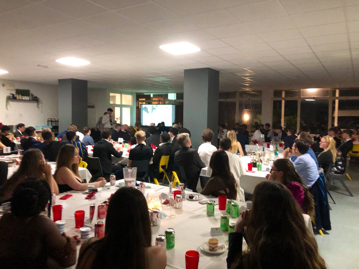 OratorySport's tweet photo. 📸 ➡️ @OratoryFootball &amp; @OratoryNetball 🎤 Dinner from last night - congratulations to all the #OratoryPupils on their achievements 🥇🥈🥉 🏆 &amp;, as always, thank you to our wonderful #OratoryStaff for their commitment &amp; support to #OratorySport this term 🙌🏼🙌🏼 🟡⚫️ https://t.co/rLdQhBI4Yf