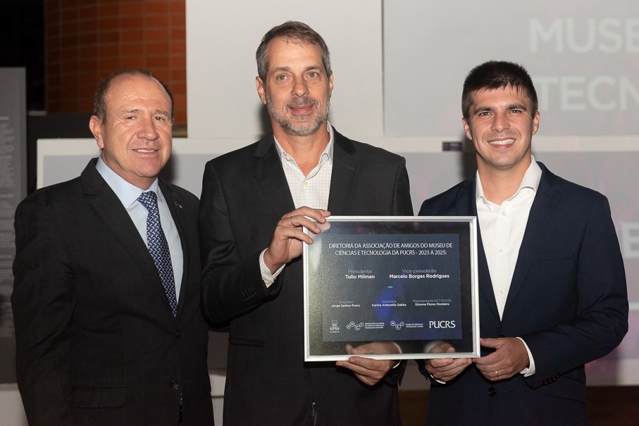 Ir. Evilázio Teixeira, reitor da PUC, Jorge Gerdau Johannpeter, esse que vos escreve e Solimar Amaro, relações institucionais da Reitoria,  na cerimônia de posse da presidência da Associação dos Amigos do Museu de Ciências e Tecnologia da PUCRS.