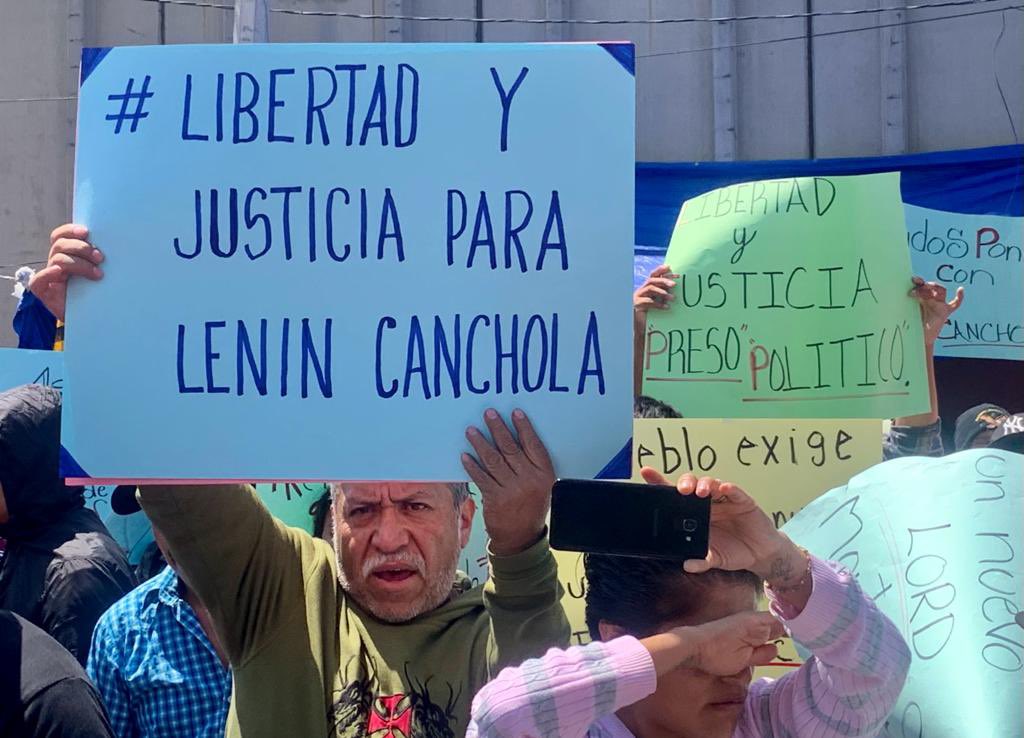 amarilloalarcon's tweet photo. #SinPrecedente 
Habitantes de #AlvaroObregon alzaron una protesta en el Reclusorio Oriente y exigieron al @PJCDMX @MagRafaelGuerra no convalidar pruebas y testigos fabricados

Pidieron se respete sus DDHH y que se le juzgue sin ventaja ni manipulaciones 
#Insolita manifestación https://t.co/jYxgbHnRoF