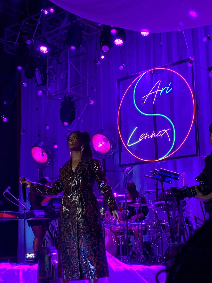 UShineBright2's tweet photo. @AriLennox We enjoyed you in Chicago 😘 Shots by me 🤗 https://t.co/tDupk0bny1
