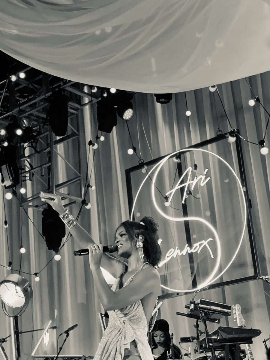 UShineBright2's tweet photo. @AriLennox We enjoyed you in Chicago 😘 Shots by me 🤗 https://t.co/tDupk0bny1