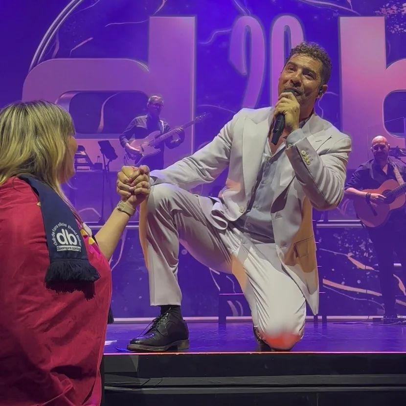 DeleMurciaDB's tweet photo. Nuestra socia Maria Teresa protagonizó anoche un momento precioso y muy especial en la décima noche de las #20nochesAlbeniz  Un orgullo ver nuestra bandera tan cerquita de nuestro @davidbisbal 
@bisbalfanclub
#20Aniversariodb  #SiempreContigodb https://t.co/znlGYuUT62
