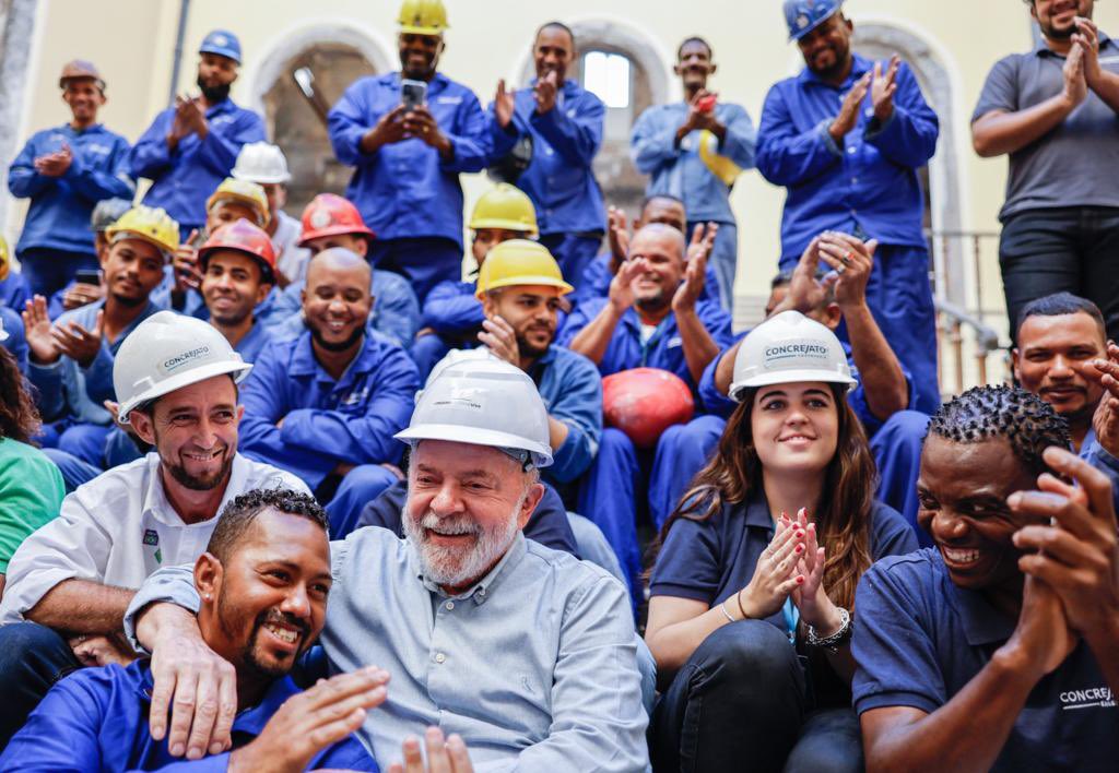 Lula (@LulaOficial) on Twitter photo 2023-03-23 21:08:19 Com trabalhadores que estão atuando na reconstrução do Museu Nacional, um patrimônio da nossa história e que infelizmente se tornou mais um símbolo do descaso com a cultura e história no nosso país nos últimos anos. União e Reconstrução. 📸: @ricardostuckert Com trabalhadores que estão atuando na reconstrução do Museu Nacional, um patrimônio da nossa história e que infelizmente se tornou mais um símbolo do descaso com a cultura e história no nosso país nos últimos anos. União e Reconstrução. 📸: @ricardostuckert