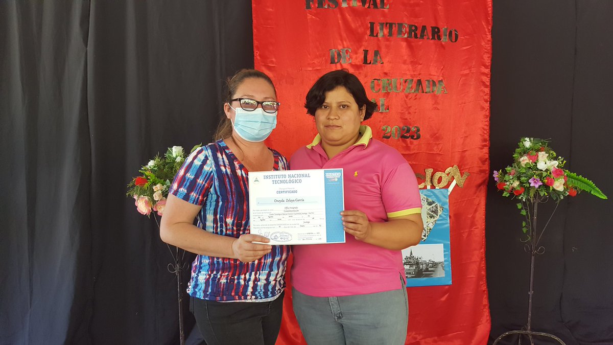 Entrega de Diplomas a docentes de nuestro colegio por haber culminado el curso corto Office Integrado 2022, en el marco del 43 Aniversario de la Gran Cruzada de Alfabetización.
#FSLNPuñoEnAlto43