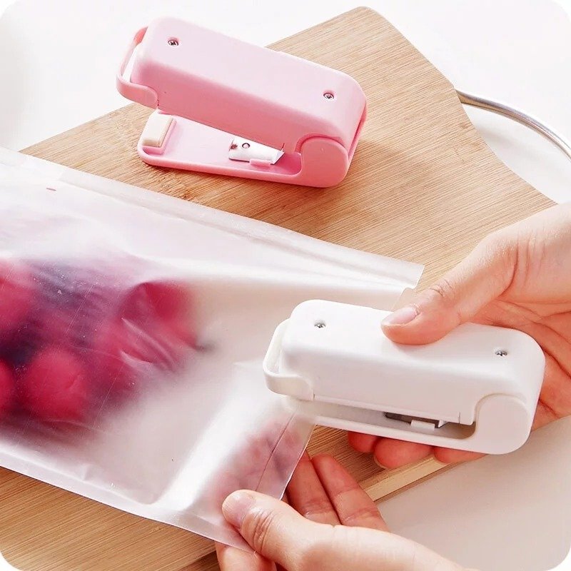 ➡️ Não deixe seus alimentos perderem o sabor e a qualidade! 
Super promoção da nossa mini máquina de selagem 👇👇

❌ Diga ADEUS aos clipes de roupas e grampos nos pacotes de alimentos.

ecpresents.com.br/produtos/minim…
