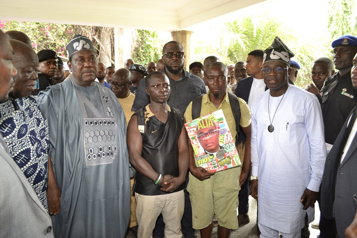 IUzaan's tweet photo. The Benue Governor-Elect, Rev. Fr. Dr. Hyacinth Iormem Alia and the Leader of APC in North Central Nigeria, Sen. George Akume received the two boys who embarked on victory trek from Katsina-Ala to Makurdi to congratulate and celebrate with him. https://t.co/CLjtFSrdfg