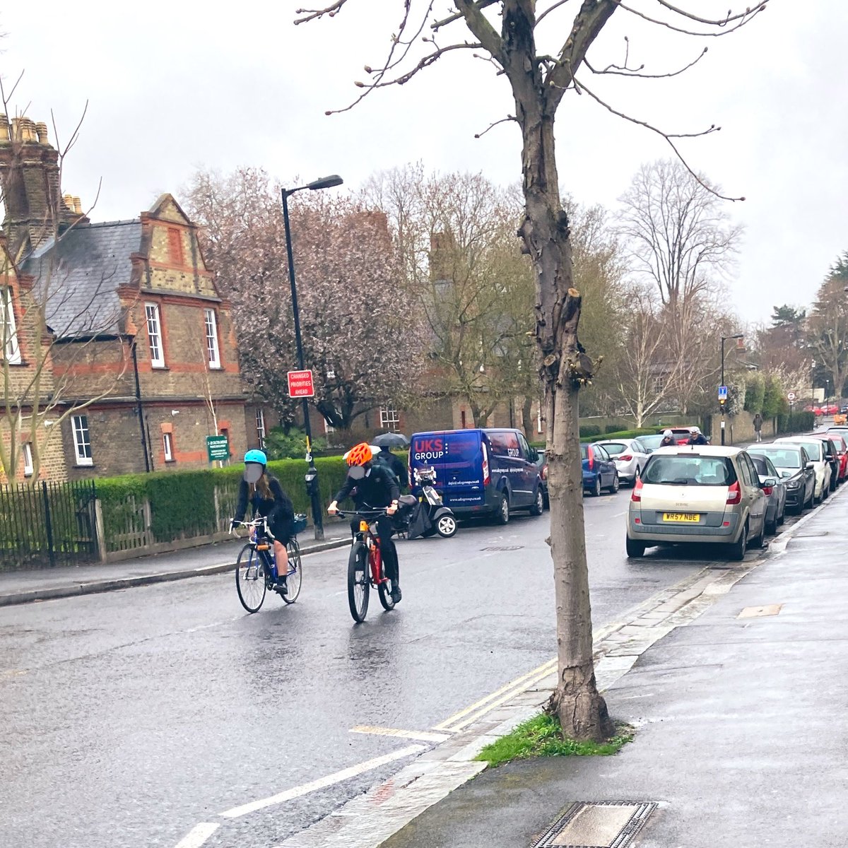 CleanAirDulwich's tweet photo. We love seeing lots of teenagers cycling independently on Calton Avenue, a great indicator that it’s now a #SafeRoute. 🚲🚲🚲
Wouldn’t it be great if this was a common sight on more roads? #Dulwich #CarFreeSchooolRun #SustainableTravel #SE21 @RoseCllr https://t.co/059sI0oCL2
