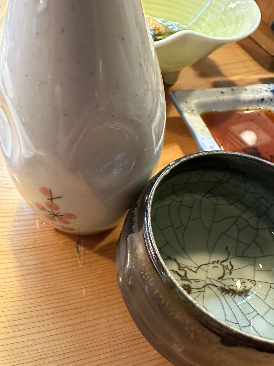 次に日本酒の燗酒。ツマミに山菜の天ぷら。蕗のとうの天ぷらが食べれました。最後に軽くお寿司を摘みます。乾杯🍻^_^