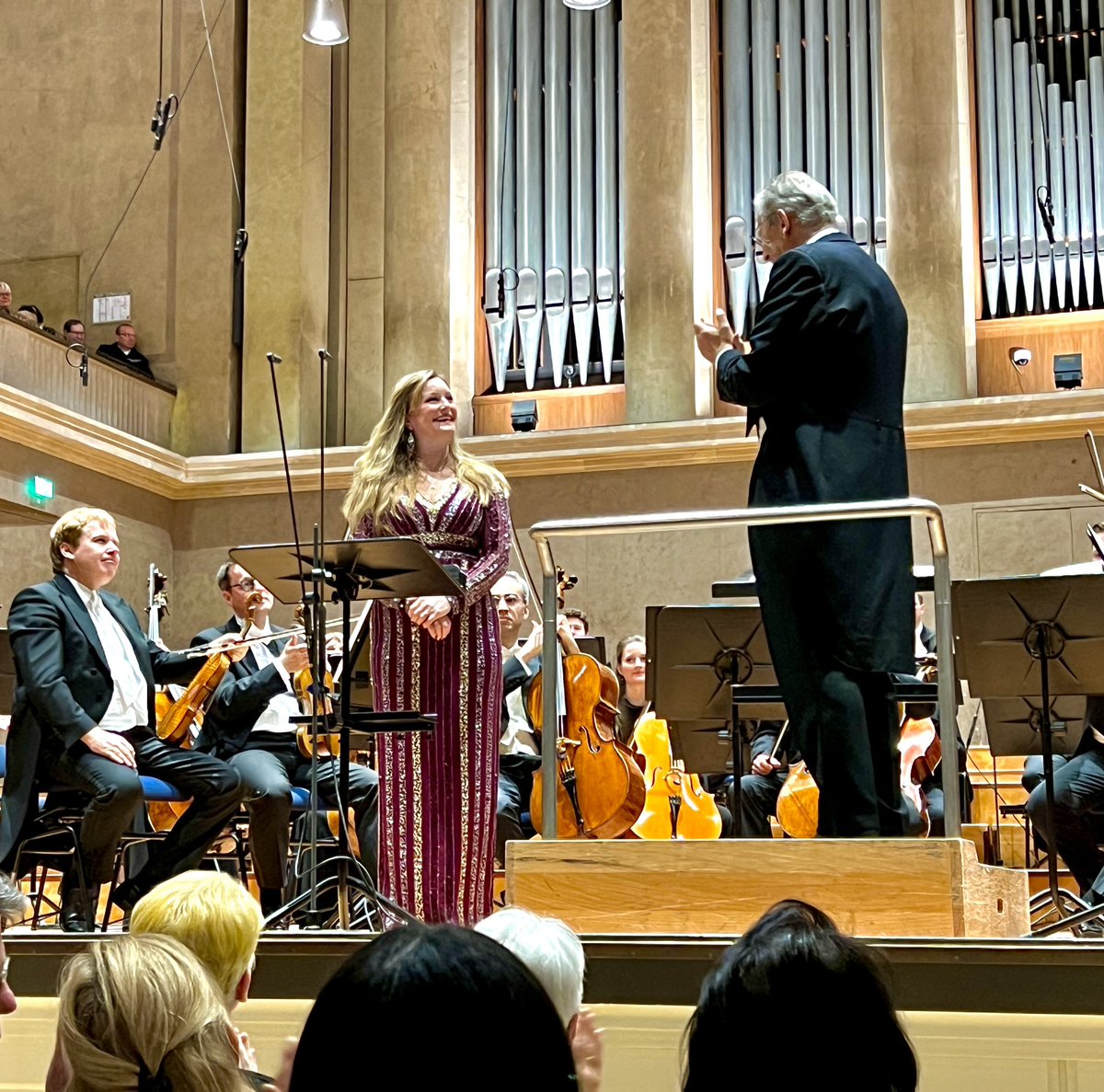 Ergreifend und brilliant! Sporanistin Lucy Crowe beim @brso im Münchner  Herkulessaal. Leitung Sir John Eliot Gardiner. Werke von Hayd, von Weber und Schubert. <a href="/LucyCroweSop/">Lucy Crowe</a> <a href="/BR_Presse/">BR - Bayerischer Rundfunk</a>