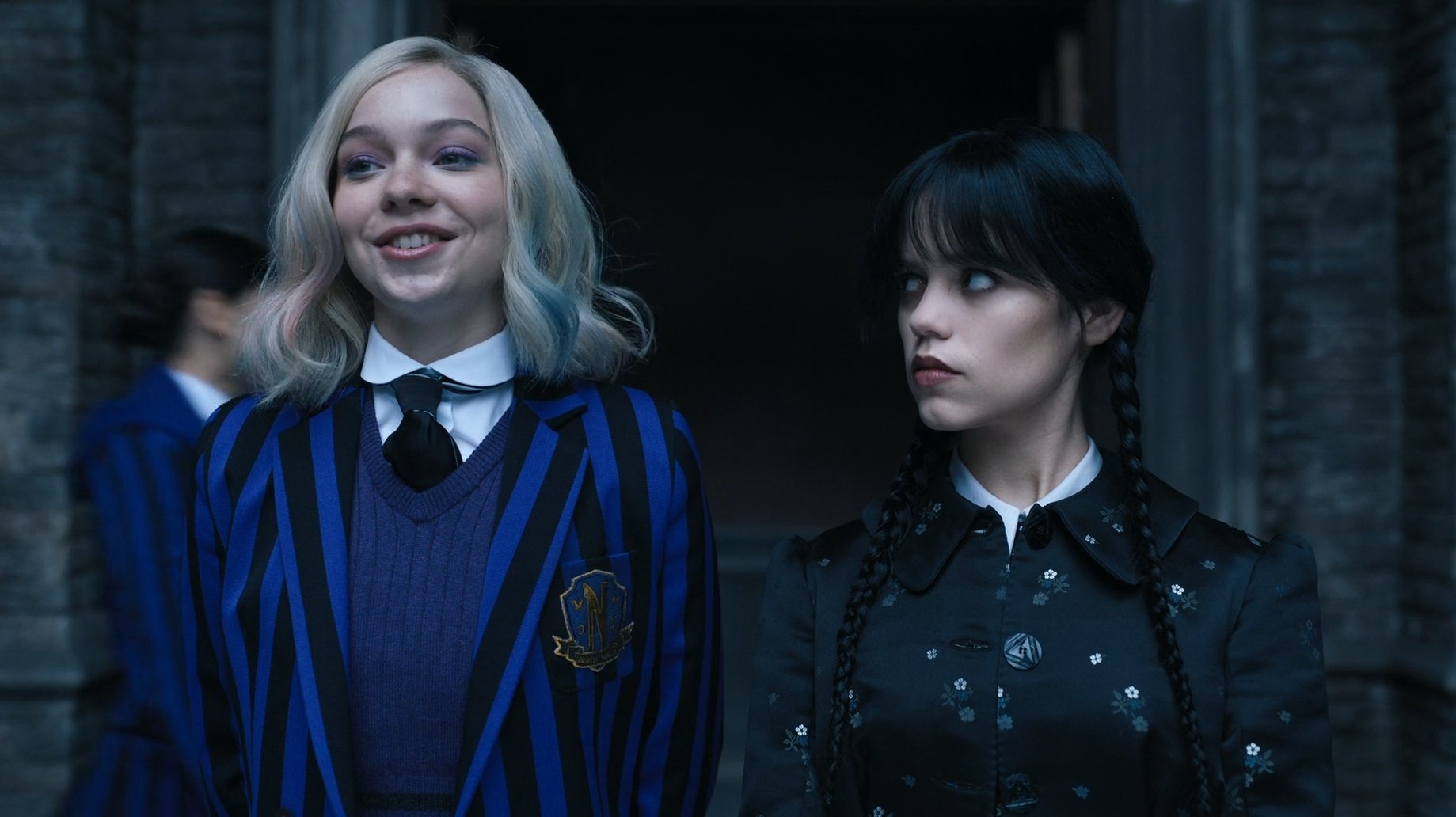 Уэнсдей сериал блондинка соседка