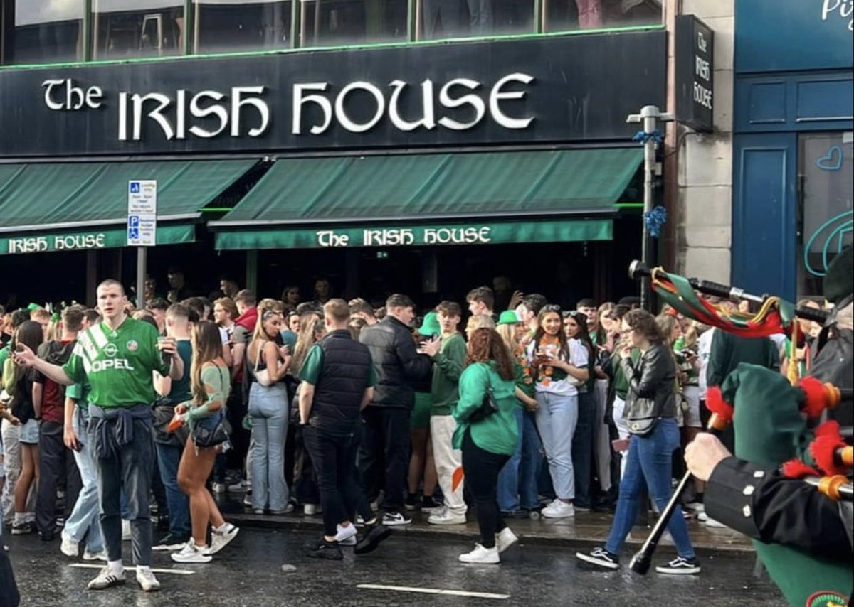 mancirishfest's tweet image. #Manchester band @FiannaPhadraig get over 60,000 to #pressthegreenbutton for @TourismIreland in Manchester, #Liverpool #Paris #France thanks to @IrlNorthEngland @IrlEmbParis @lpoolcouncil @CarrollJennifer @DanCardenMP @JardindAcclim @FranceinIreland @vincentguerend @NBurgessDFAT