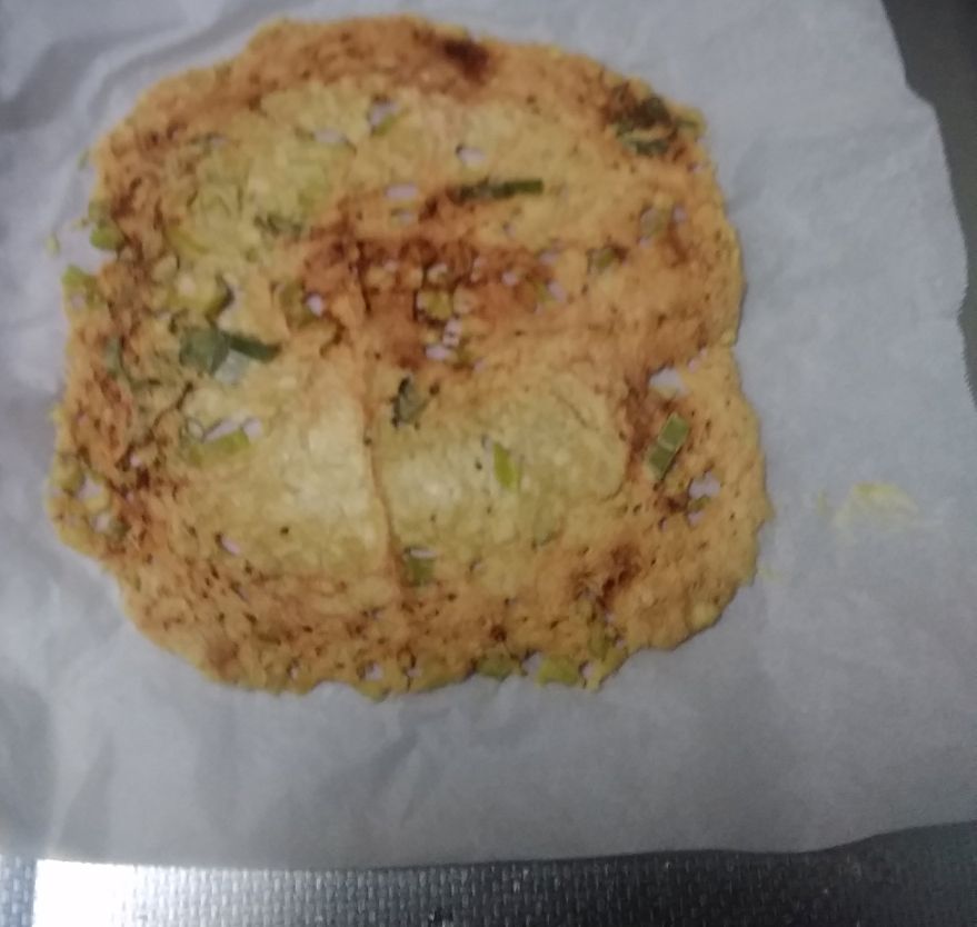 「今日の雑料理っ!
 豆腐をつぶして、塩ぱっぱかぷー(5gぐらい)

 クッキングシートに拡げて、刻みネギ入れて。
 レンジでチン!(600w12分ぐらい、厚みと色合いで要調整)

 豆腐チップの完成よ!
 他の味つけでも作れるけど、甘いよりは塩系がおすすめね!」 