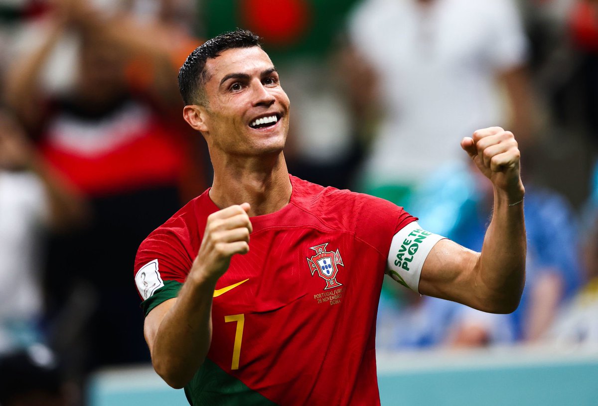 ActuFoot_'s tweet photo. Cristiano Ronaldo devient le premier joueur de l’Histoire à atteindre la barre des 100 buts en compétitions officielles en sélection. 🐐🇵🇹💯 https://t.co/uwJmIbRnc9
