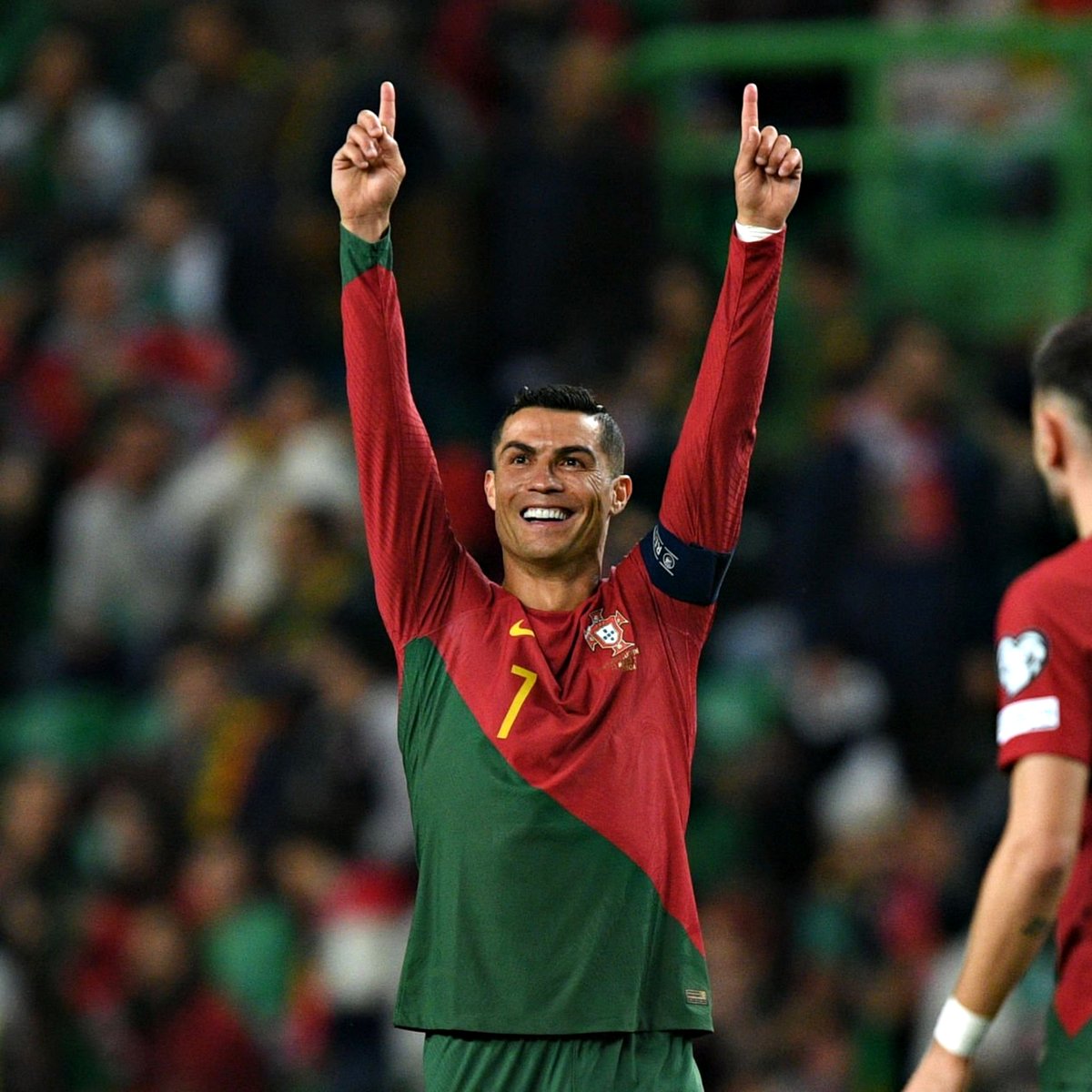 Ronaldo é o primeiro jogador da história a chegar aos 100 golos em jogos oficiais por seleções.