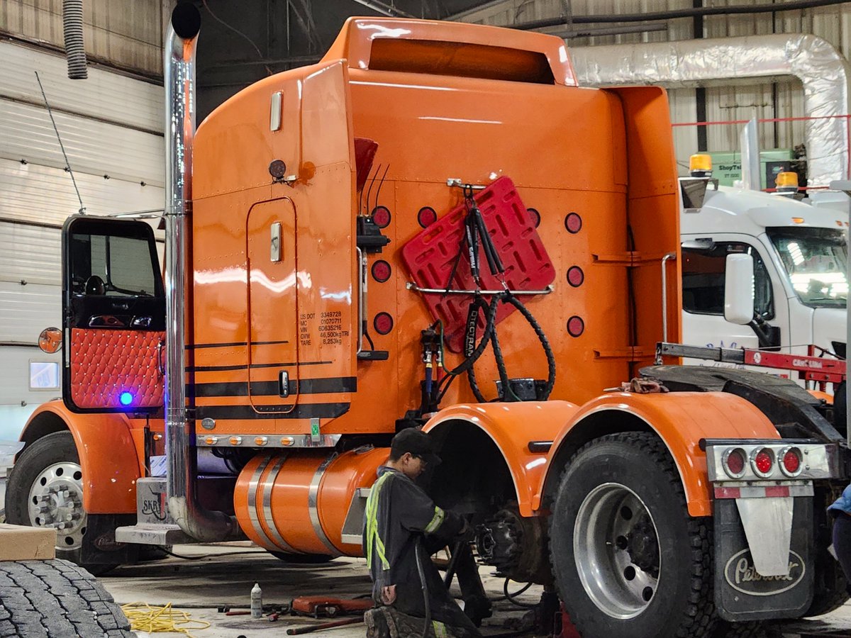 PBXTRUCKSERVICE's tweet photo. Clean and custom, this orange Peterbilt truck is turning heads! SKR Enterprises knows the power of a Peterbilt truck! 🍊🚛 
 #TruckDriver #truckinglife #peterbilt #Manitoba #logistics #truckers #custom #Orange #March https://t.co/CWUtWRw9Rn