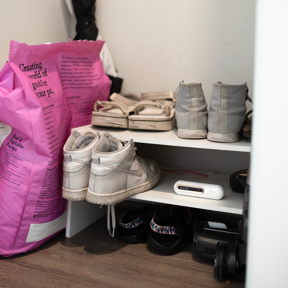 official_arfolk's tweet photo. #Upcoming product...

Pre-Order now: https://t.co/m4aWuiNICu
The Renest™ Portable Deodorizer is the perfect solution for eliminating any unwanted odors in your home or vehicle. Simply place it in your fridge, freezer, shoe cabinet, closet, wardrobe, car, and more. https://t.co/jbEW2wvAdh