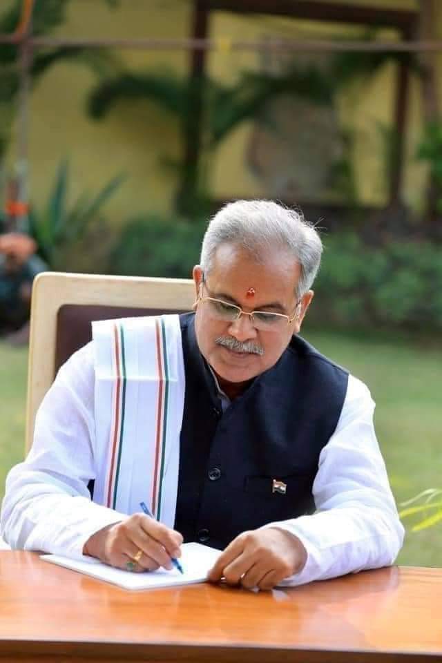 किसानो के हित मे निरंतर 
किसानो कि सरकार...... ...
धरती पुत्र, किसान पुत्र , छत्तीसगढ के माटी के लाल  छत्तीसगढ  के मुख्यमंत्री माननीय भुपेश बघेल जी के  द्वारा   15 क्विंटल प्रति  एकड़ से बढ़ाकर 20 क्विंटल धान खरीदी का घोषणा से , आप का एवं छत्तीसगढ सरकार आज का दिन ऐतिहासिक दिन है।