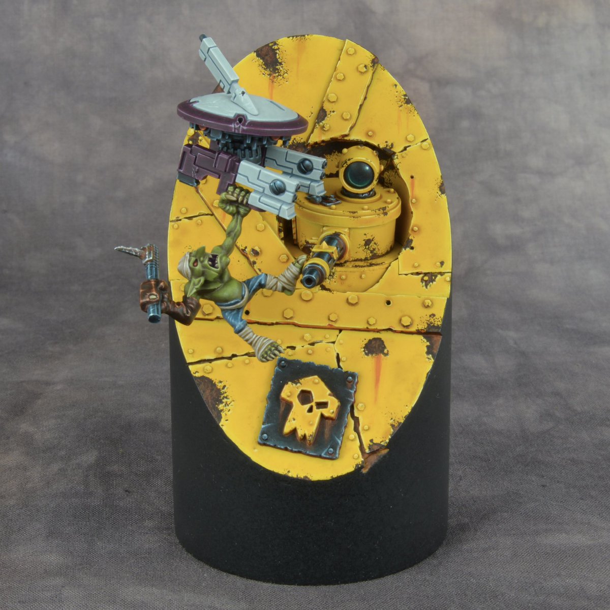 GrinnialVex's tweet photo. My Golden Demon entries are in the case, so I suppose it’s time to show them off! I’m super happy with how they’ve turned out and it feels great to finally have them out for everyone to see. 😁 #WarhammerCommunity #GoldenDemon #Adepticon #orks #warhammer40k https://t.co/g1N3CMKQ5X