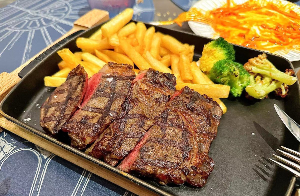Raniakowk's tweet photo. A good dinner starts with a glass of red wine. https://t.co/IgCPTKEo48