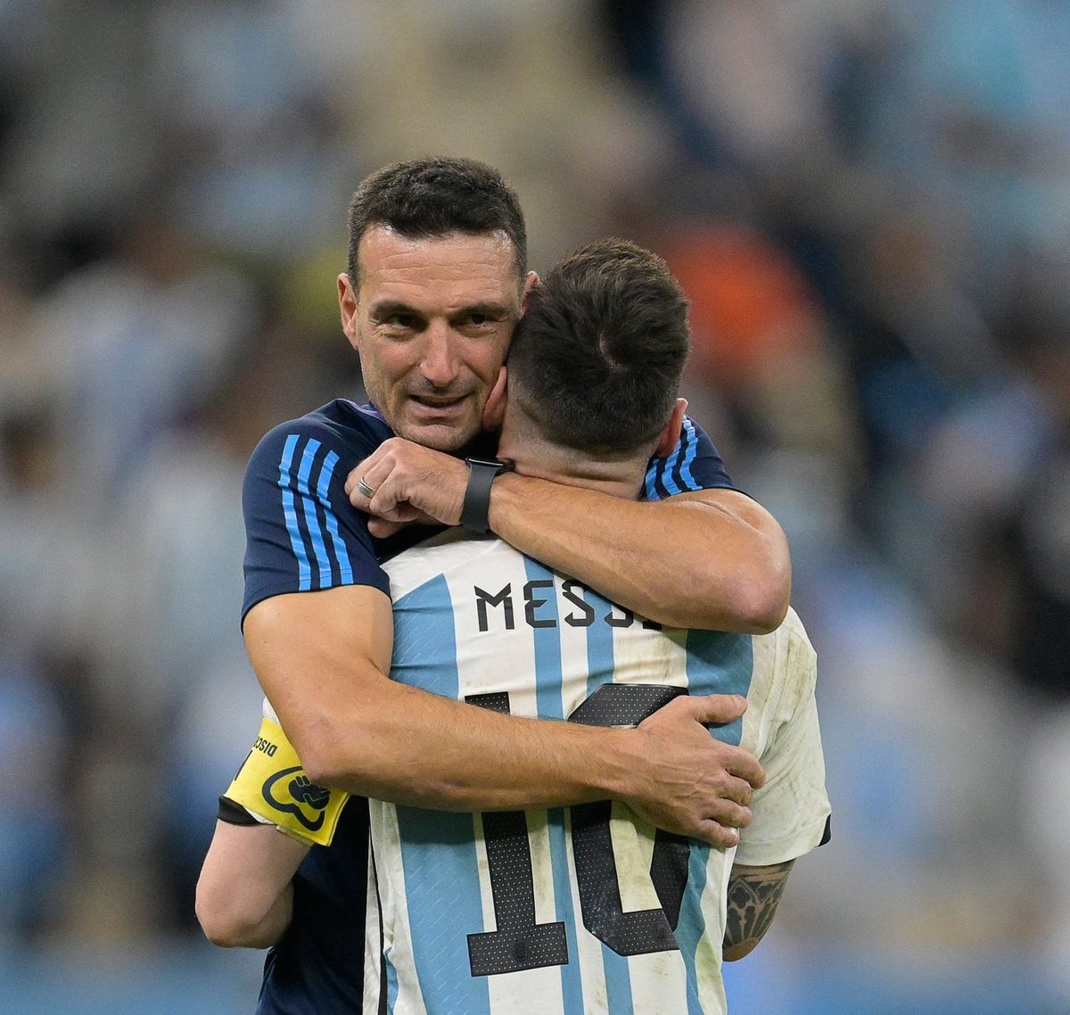 MagicalXavi's tweet photo. Lionel Scaloni was there when Messi made his debut, when Messi retired, when Messi won the copa America and when Messi won the world cup. 

Thank you Scaloni ♥️ https://t.co/Sf8mbcOuJj