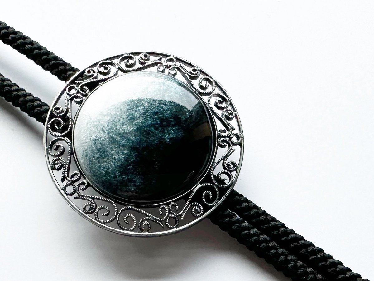 ota_shippo's tweet photo. 新作 Silver Looptie
七宝焼のループタイ

繊細な銀細工の金具と美しいグラデーションのループタイ。
シンプルながらも上品な作品で、ギフトにもオススメです。

#Creema にて限定先行販売中です。

#七宝焼 #gift #looptie

▽Creema @Creema_jp 
https://t.co/v8wX3GRfnm https://t.co/E9IMwHcIan