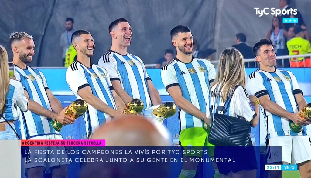 mishonario's tweet photo. JAJAJSJAJAJSJ cada vez que veo esta foto me re cago de risa https://t.co/R77yXMx0db