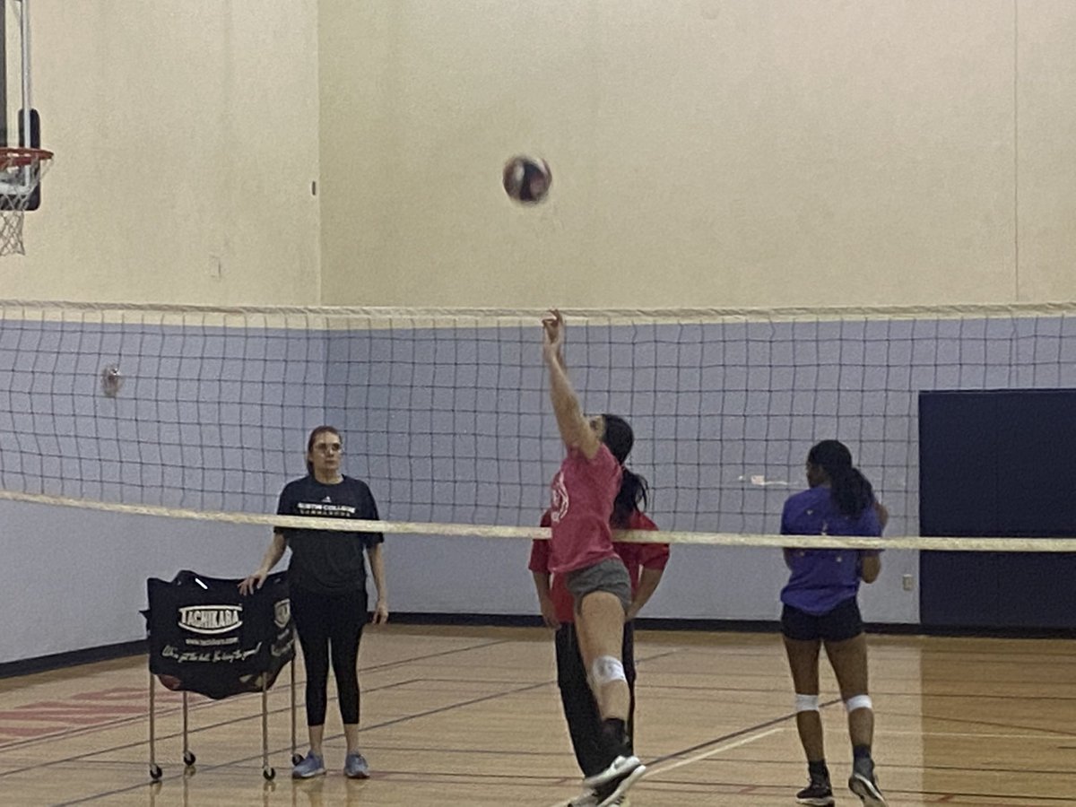 Rzee32's tweet photo. TXP practice back at it getting ready for an up coming tournament #volleyballnonstop #TXP #number4 #setitandforgetit #GoTXP @1haze_ee @CMBJJBSLB @YISDAthletics1 @Prep1Athletes @RiversideVB1 https://t.co/xMtP5mev14