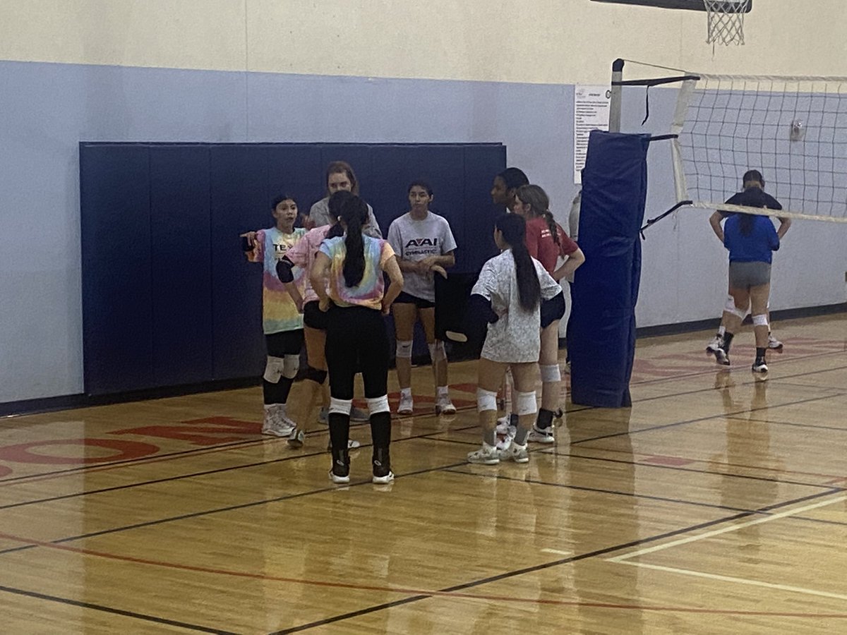Rzee32's tweet photo. TXP practice back at it getting ready for an up coming tournament #volleyballnonstop #TXP #number4 #setitandforgetit #GoTXP @1haze_ee @CMBJJBSLB @YISDAthletics1 @Prep1Athletes @RiversideVB1 https://t.co/xMtP5mev14