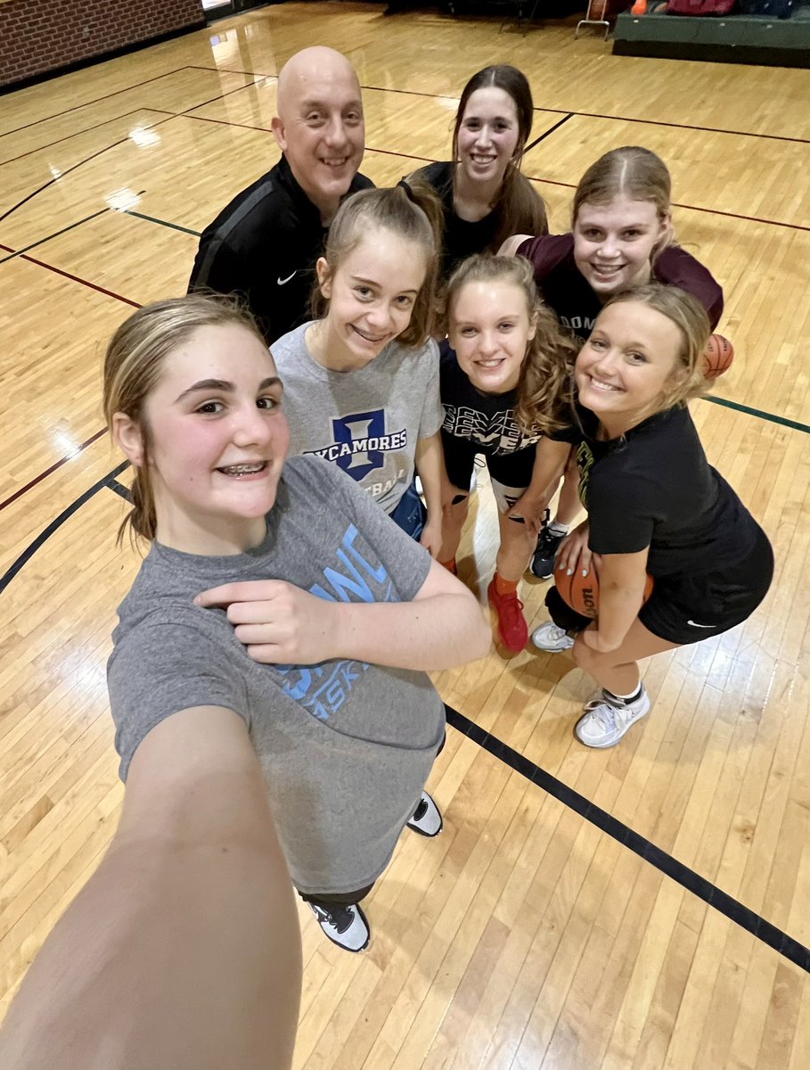 coachbgorman's tweet photo. #ShowcaseBasketball #TrainingDay

Had #hoopers in the gym today from 
all over the state tonight for #training

#WestVigo #Bloomington #Avon
#Batesville #ColumbusNorth 🏀

😤 Putting in the work 😓 💦 💪🏼 💯 

@ShowcaseMediaCo #basketball ⛹🏻‍♀️ https://t.co/OmMyVj7VV6