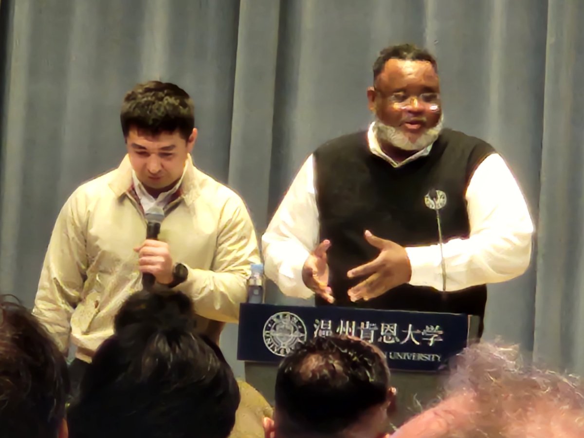 Jor_Haze's tweet photo. Lamont O. Repollet, President of #KeanUniversity, works with an interpreter to speak on the past present, and future of Sino-American educational collaboration at #Wenzhou-Kean https://t.co/xx610dml3S