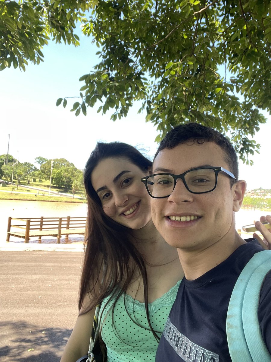 Marquesodia's tweet photo. Achei que ia levar um bolo na primeira vez em que saímos juntos mas ele só chegou atrasado e depois demos nosso primeiro beijo que foi o pior de nossas vidas. Me derrubou do guidão da bike e me deixou em coma por 3 dias. Me meteu 2 bebê, vamos fazer 4 anos juntos, te amo https://t.co/WddLcIkrvE