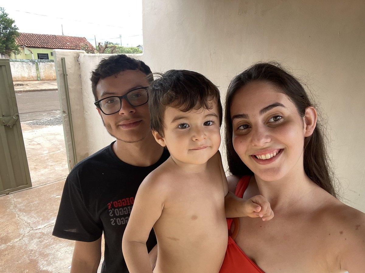 Marquesodia's tweet photo. Achei que ia levar um bolo na primeira vez em que saímos juntos mas ele só chegou atrasado e depois demos nosso primeiro beijo que foi o pior de nossas vidas. Me derrubou do guidão da bike e me deixou em coma por 3 dias. Me meteu 2 bebê, vamos fazer 4 anos juntos, te amo https://t.co/WddLcIkrvE