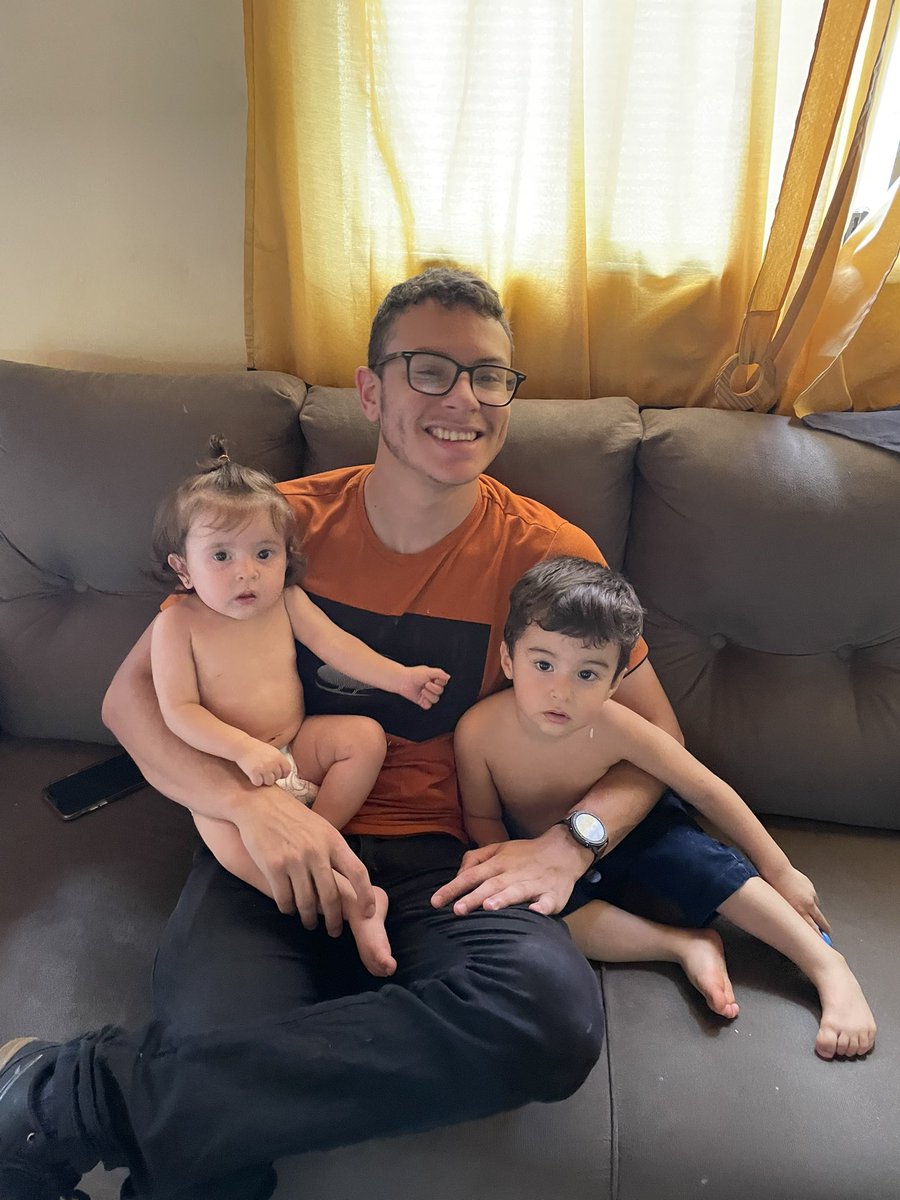 Marquesodia's tweet photo. Achei que ia levar um bolo na primeira vez em que saímos juntos mas ele só chegou atrasado e depois demos nosso primeiro beijo que foi o pior de nossas vidas. Me derrubou do guidão da bike e me deixou em coma por 3 dias. Me meteu 2 bebê, vamos fazer 4 anos juntos, te amo https://t.co/WddLcIkrvE