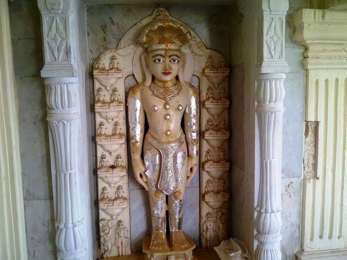 JagoJainJagore's tweet photo. शत्रुंजय की यात्रा जब भी करे तोह चमत्कारी भीड़भंजन दादा के दर्शन जरूर करे ।
यह  बाबू  के देरासर मैं बिराजमान है।
यह प्रतिमा बहोत चमत्कारी है। https://t.co/1GLeRIWw31