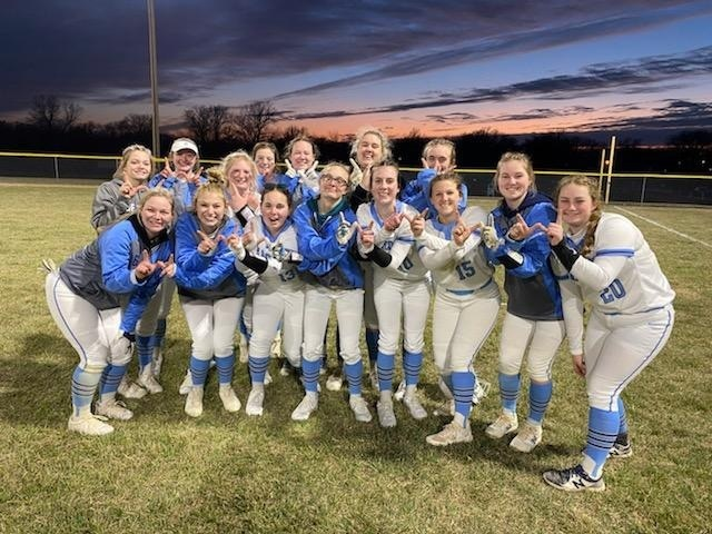 RileyCounty_HS's tweet photo. Varsity Softball hosted Concordia tonight. The Falcons beat the Panthers 6-1 and 8-7 in their first double header of the season! https://t.co/MlIp9ykDSm