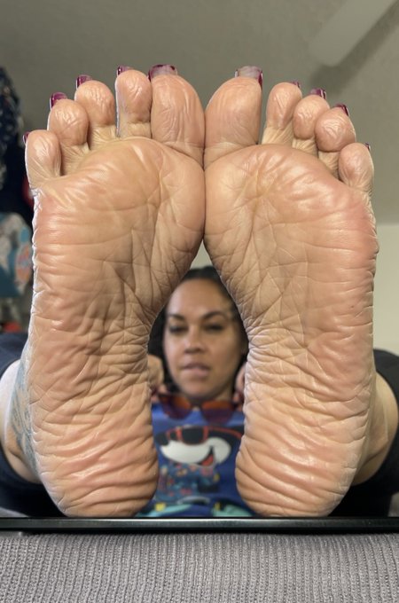 Gn!!!!  This #video is coming soon to my #onlyfans 😏. My toes even had wrinkles in this 🎥u can c it clearly