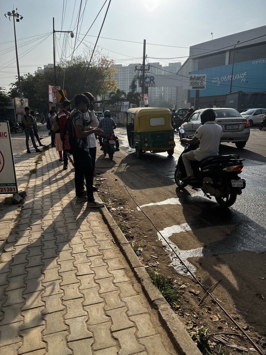 PAWANSS2's tweet photo. It’s unfortunate to note the working of BMTC bus services in Doddathogur , Electronic City Phase - 1. Morning buses comes only after 45 mins of waiting and the buses which come are fully crowded. It affects a lot of students to miss their classes. @FriendsofBMTC @BMTC_BENGALURU https://t.co/wYX3RvnvsP